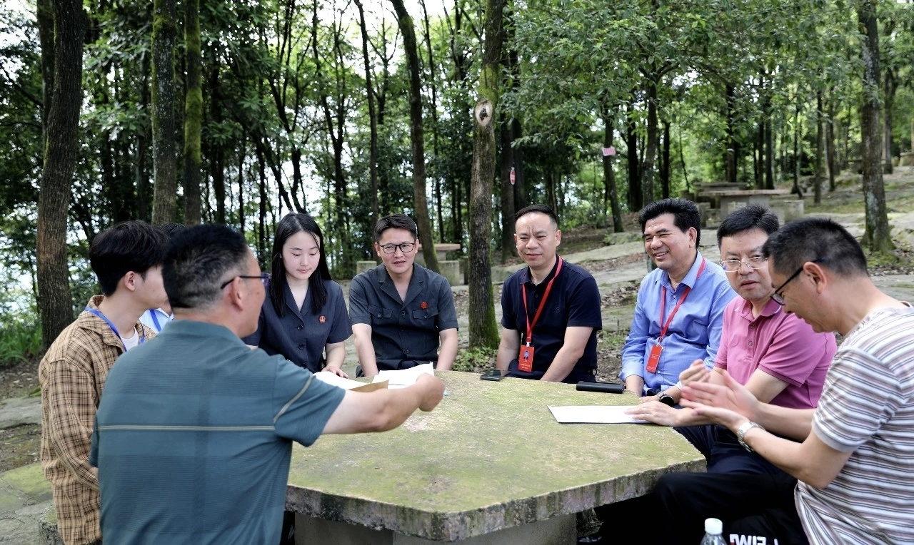 11图1  2024年5月11日，调解团队第一次来到云龟山，实地核查后，组织双方座谈。